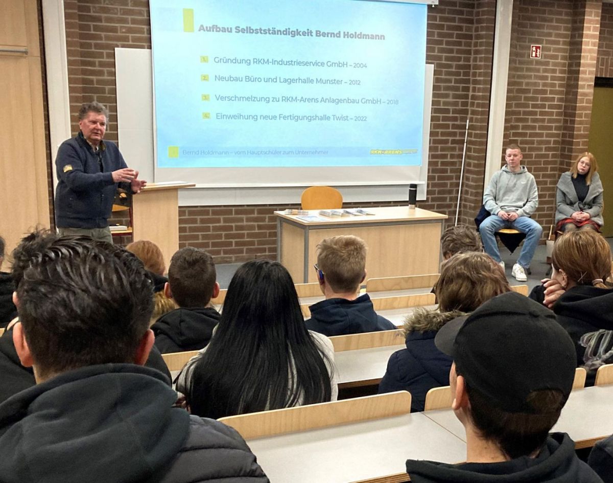 Bernd Holdmann bei der Hauptschule Munster